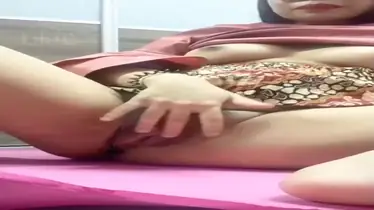 Rok Batik Goyang Hot Main Alat Bantu Dildo Sampai Basah